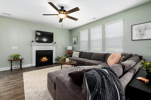 Découvrez les avantages d"un poêle à bois intégré pour une chaleur uniforme dans votre maison : un choix à ne pas manquer !